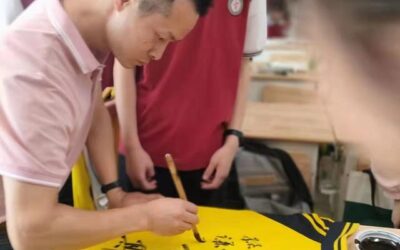 考生抱着校服“求祝福”，书法老师在校服上题字缩略图中国题字网