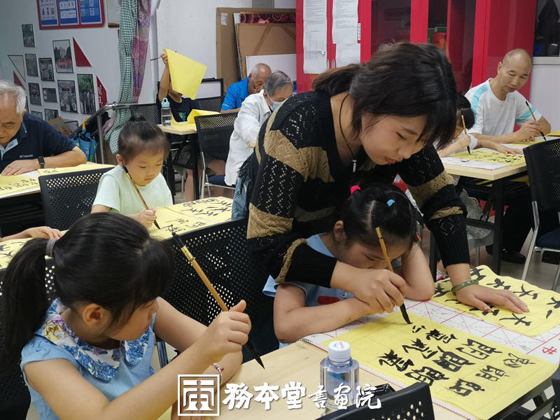 务本堂书画院联合卫生部社区举办书法培训插图5中国题字网