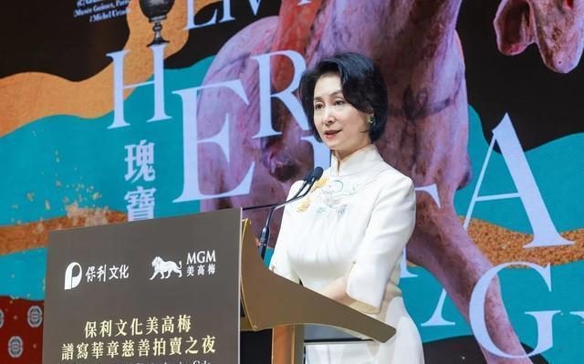 美高梅之夜太豪气：何超琼董明珠亲密挽手缩略图中国题字网
