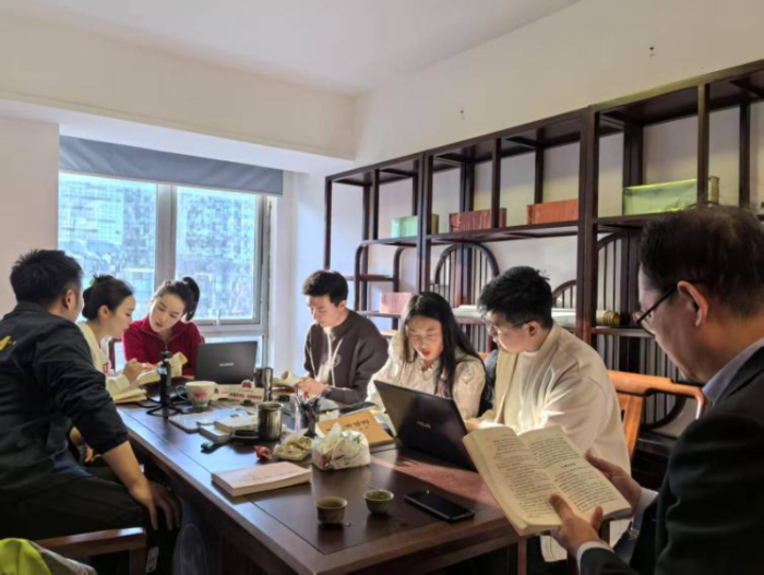 在经典著作中探寻新时代的精神坐标 光明读书会组织海归青年共读《毛选》缩略图中国题字网