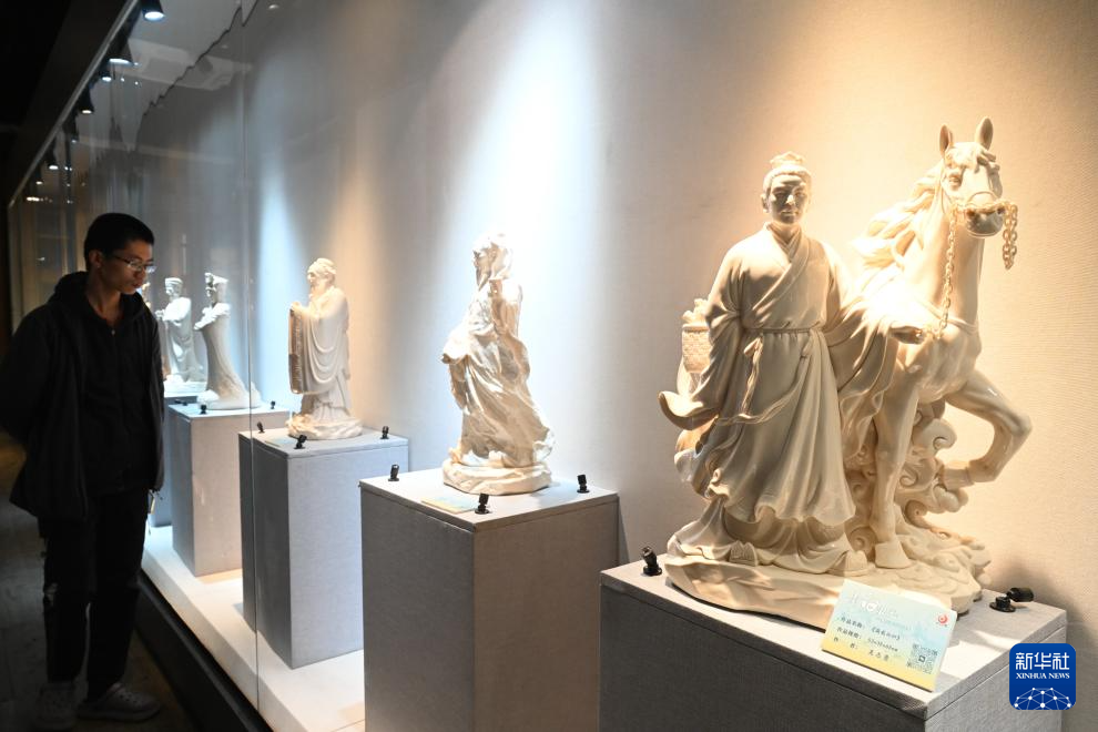 “素白凝光——德化白瓷艺术传承展”在福州开幕缩略图中国题字网