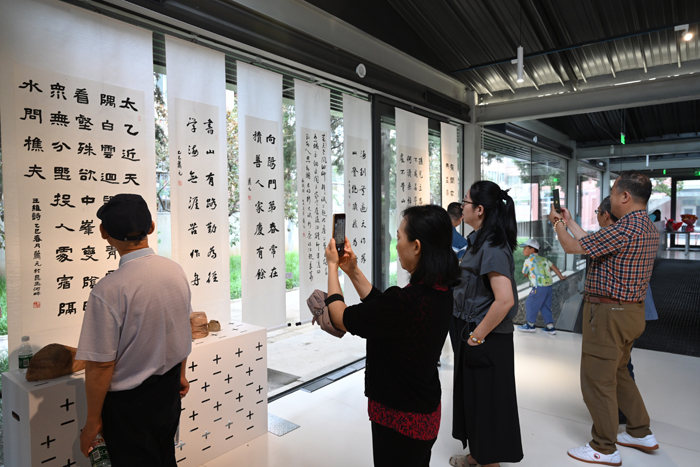 书法美术进校园 北京十一学校举办萧元书法展插图1中国题字网