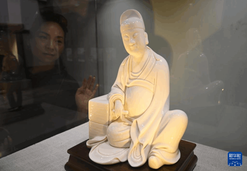 百余件德化陶瓷工艺美术作品亮相福州插图1中国题字网