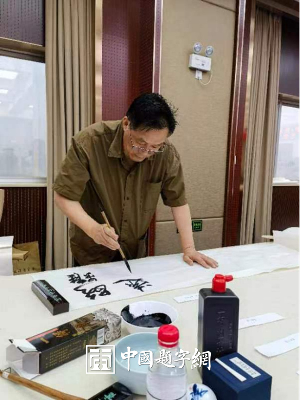 著名书法家郭永琰为西湖石刻题篆《玉女百咏》插图中国题字网
