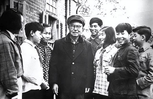 1940年陈嘉庚访问延安，目睹毛主席一个小动作，感叹：全世界仅有插图9中国题字网