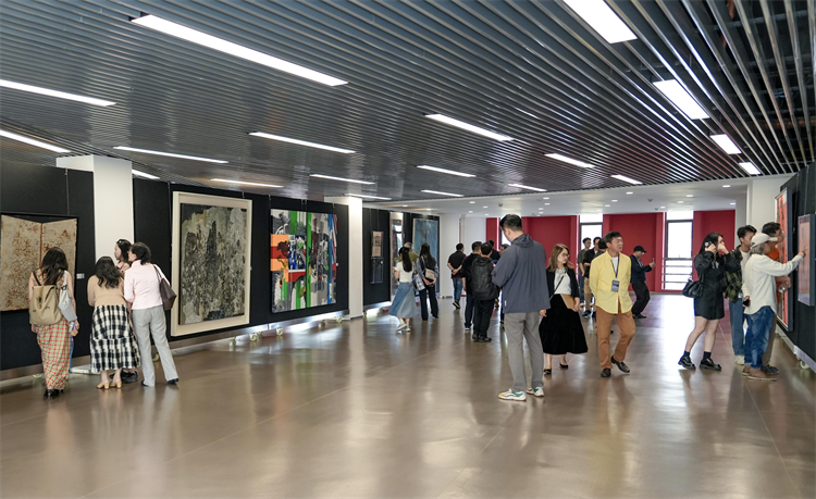 拓展与回望——2025综合材料绘画作品展览（云南）巡展在云南艺术学院举办插图1中国题字网