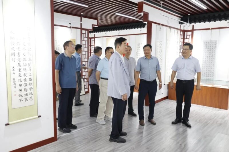 中国书法家协会名誉主席苏士澍一行莅临连云港市黄海路小学考察书法教育缩略图中国题字网