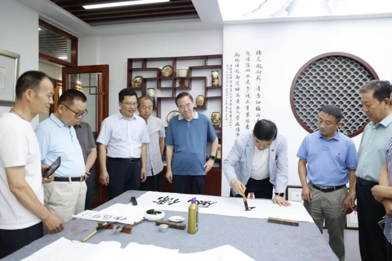 中国书法家协会名誉主席苏士澍一行莅临连云港市黄海路小学考察书法教育插图3中国题字网