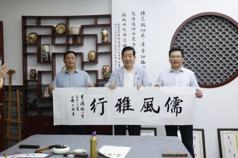 中国书法家协会名誉主席苏士澍一行莅临连云港市黄海路小学考察书法教育插图4中国题字网