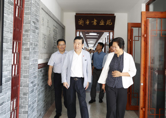 中国书法家协会名誉主席苏士澍一行莅临连云港市黄海路小学考察书法教育插图1中国题字网 中国书法家协会名誉主席苏士澍一行莅临连云港市黄海路小学考察书法教育插图1中国题字网