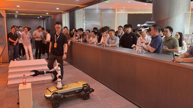 全球首家具身智能创新服务模式在杭州正式落地插图2中国题字网