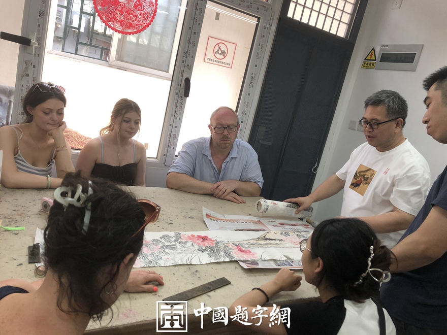 著名书画家令狐伟鹏与来访的北大老师和英国专家一起赏画插图1中国题字网