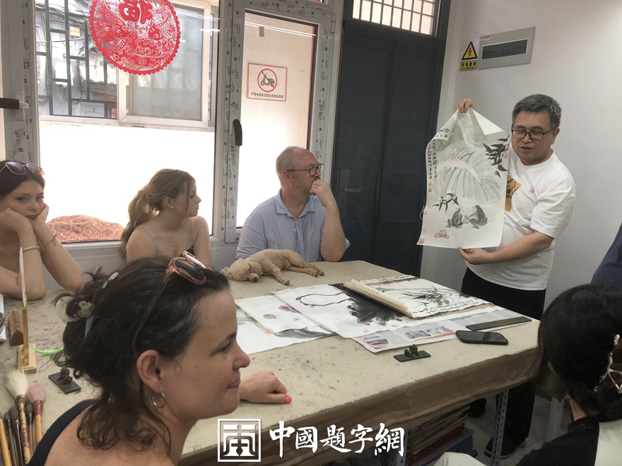 著名书画家令狐伟鹏与来访的北大老师和英国专家一起赏画插图4中国题字网