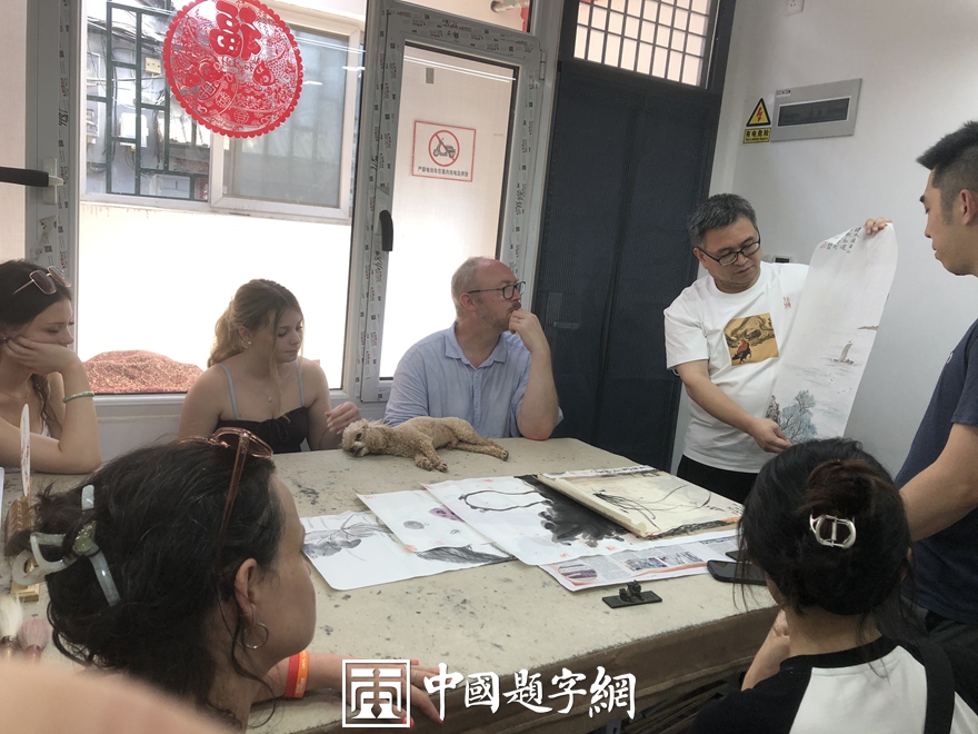 著名书画家令狐伟鹏与来访的北大老师和英国专家一起赏画插图5中国题字网
