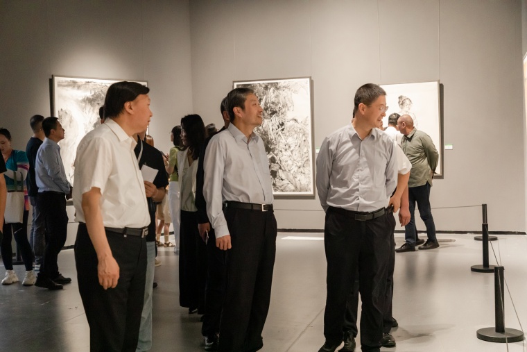 “亮丽北疆 多彩暖城”——中国美术家协会会员写生作品展在鄂尔多斯开幕插图2中国题字网