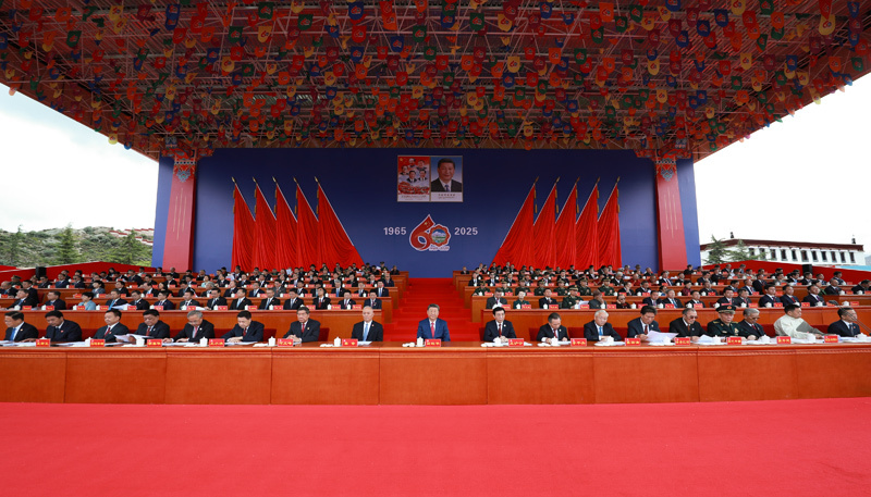 中央代表团向西藏自治区赠送习近平题词的贺匾插图中国题字网