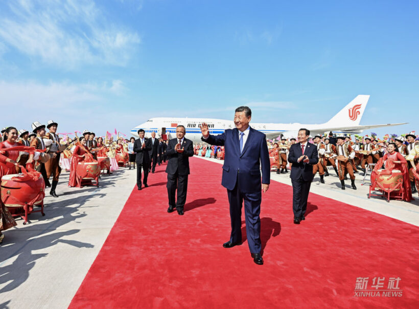习近平率中央代表团抵达乌鲁木齐出席新疆维吾尔自治区成立70周年庆祝活动插图3中国题字网
