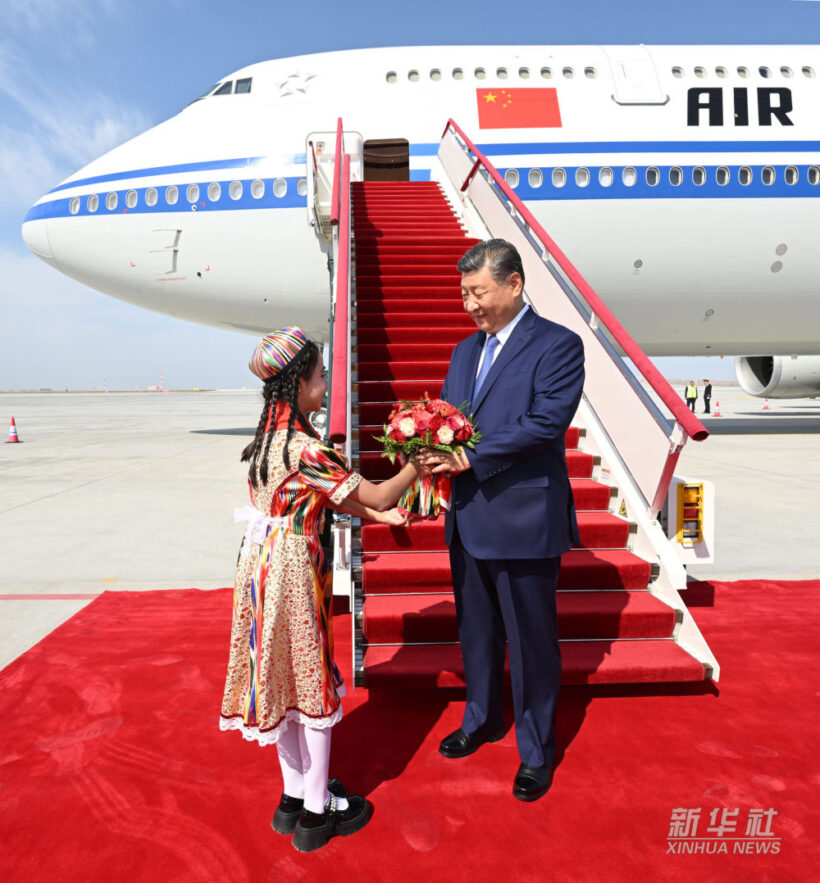 习近平率中央代表团抵达乌鲁木齐出席新疆维吾尔自治区成立70周年庆祝活动插图2中国题字网