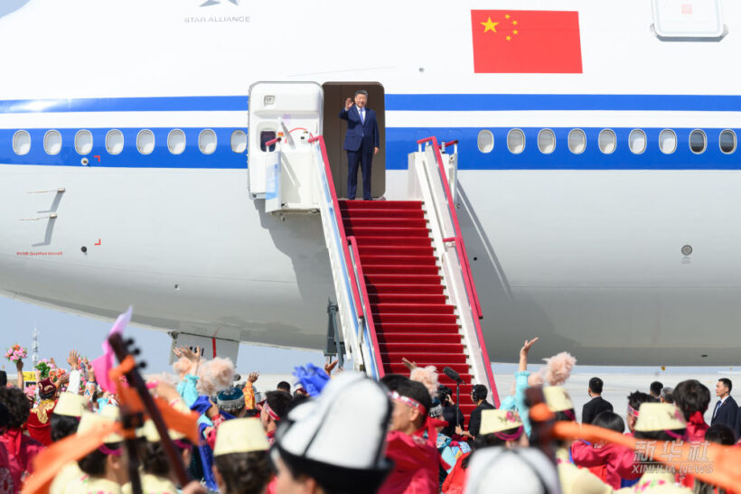习近平率中央代表团抵达乌鲁木齐出席新疆维吾尔自治区成立70周年庆祝活动插图1中国题字网