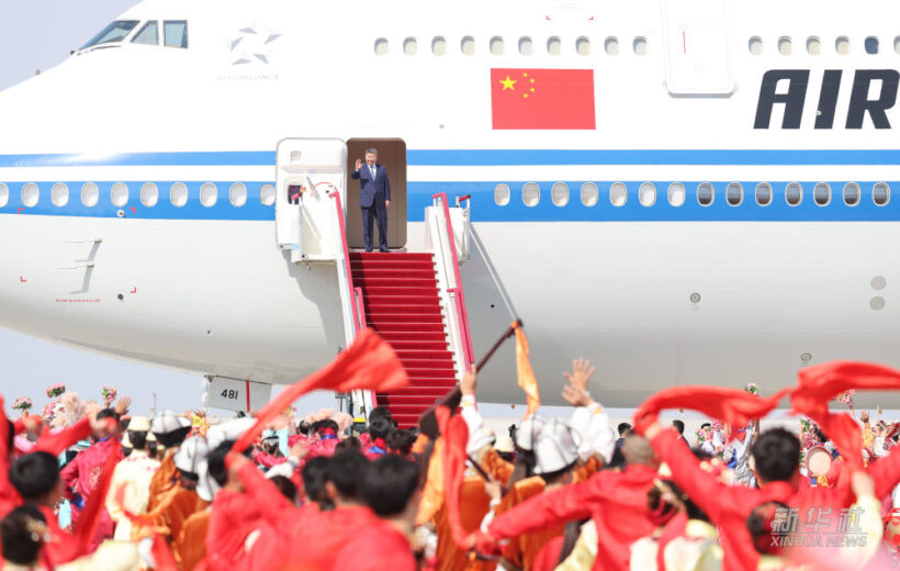 习近平率中央代表团抵达乌鲁木齐出席新疆维吾尔自治区成立70周年庆祝活动插图中国题字网