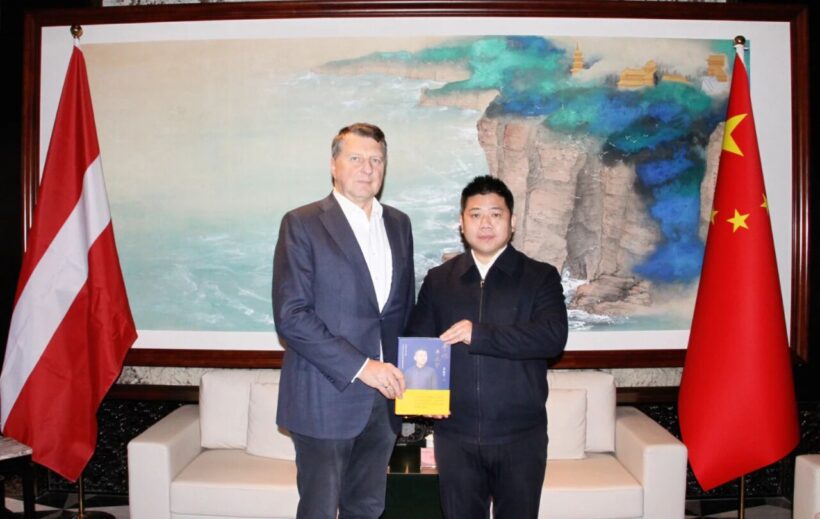 拉脱维亚前总统韦约尼斯拜访著名文化学者廖彬宇 共话“天下观”插图1中国题字网 拉脱维亚前总统韦约尼斯拜访著名文化学者廖彬宇 共话“天下观”插图1中国题字网