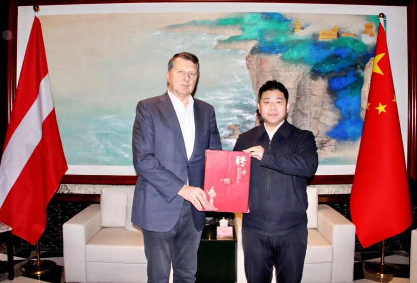 拉脱维亚前总统韦约尼斯拜访著名文化学者廖彬宇 共话“天下观”插图2中国题字网 拉脱维亚前总统韦约尼斯拜访著名文化学者廖彬宇 共话“天下观”插图2中国题字网