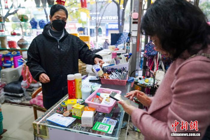 （文化中国行）老牌国货“回潮”：怀旧风“吹”起消费新风尚插图中国题字网