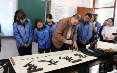 卢中南为《语文》教材题字，作为书写提示范例，壮哉美哉！缩略图中国题字网