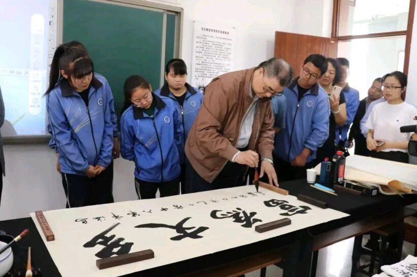 卢中南为《语文》教材题字,作为书写提示范例,壮哉美哉!插图中国题字网 卢中南为《语文》教材题字,作为书写提示范例,壮哉美哉!插图中国题字网