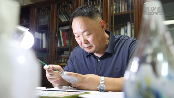 文化中国行|鲁派内画:方寸壶天地 笔墨见山河插图中国题字网 文化中国行|鲁派内画:方寸壶天地 笔墨见山河插图中国题字网