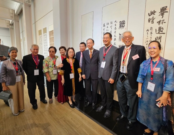 中国书协代表团赴新加坡、印尼开展中秋翰墨交流活动插图4中国题字网 中国书协代表团赴新加坡、印尼开展中秋翰墨交流活动插图4中国题字网