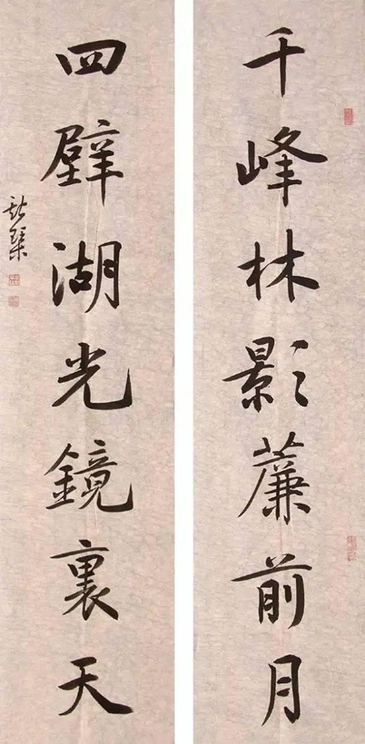 韦斯琴书法作品(行书)定制结缘【千峰林影帘前月 四壁湖光镜里天】插图1中国题字网 韦斯琴书法作品(行书)定制结缘【千峰林影帘前月 四壁湖光镜里天】插图1中国题字网